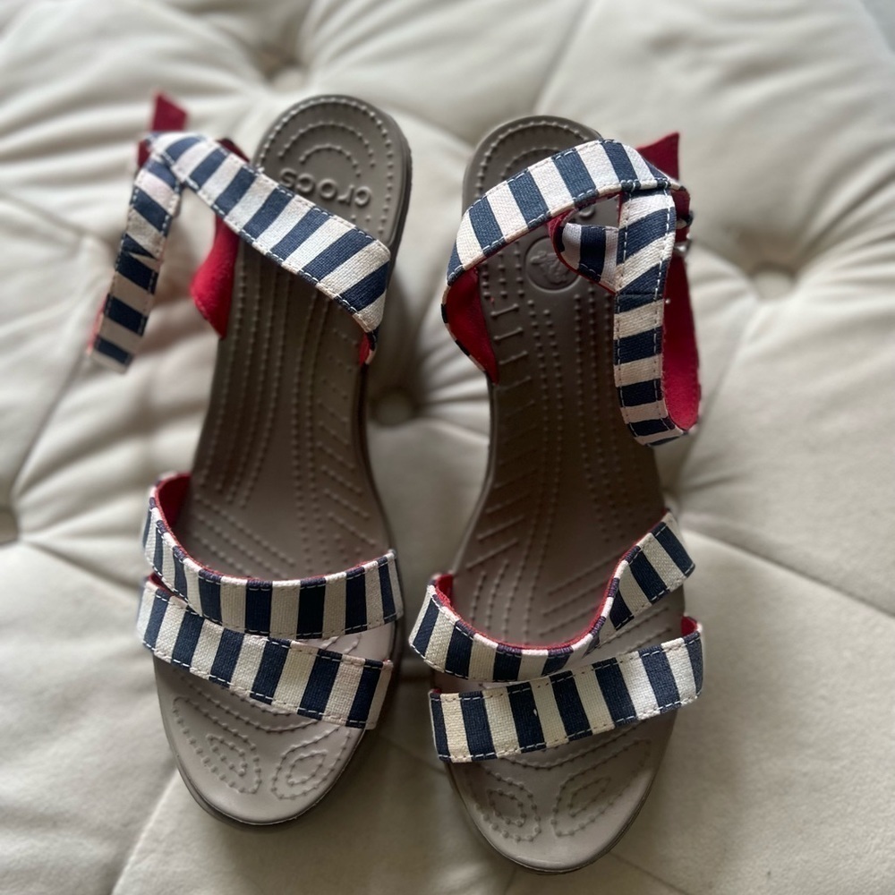 Crocs Leigh wedge sandals nautical stripe size 9